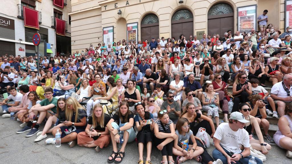 Gente siguiendo la procesión del Corpus en las escaleras del Teatro de Rojas.