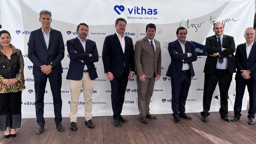 Nuria García, responsable de Vithas Xanit Gibraltar; Jose Antonio Ródenas, director gerente de Vithas Xanit; David Baulenas, director corporativo de Asistencia, Calidad e Innovación de Vithas; Jorge Gallardo, presidente de Vithas; Fabian Picardo, primer ministro de Gibraltar; Pedro Rico, director general del Grupo Vithas; José María Ramón De Fata, director corporativo de Operaciones de Vithas; José María Baena, director financiero y de negocio territorial de Vithas Andalucía.