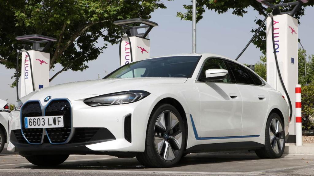 El BMW i4 durante la carga en Ionity de Campo de las Naciones (Madrid).
