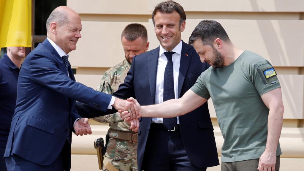 El canciller alemán, Olaf Scholz, estrecha la mano del presidente ucraniano, Volodimir Zelenski, ante la mirada de Emmanuel Macron, en una imagen tomada el jueves 16 de junio en Kiev