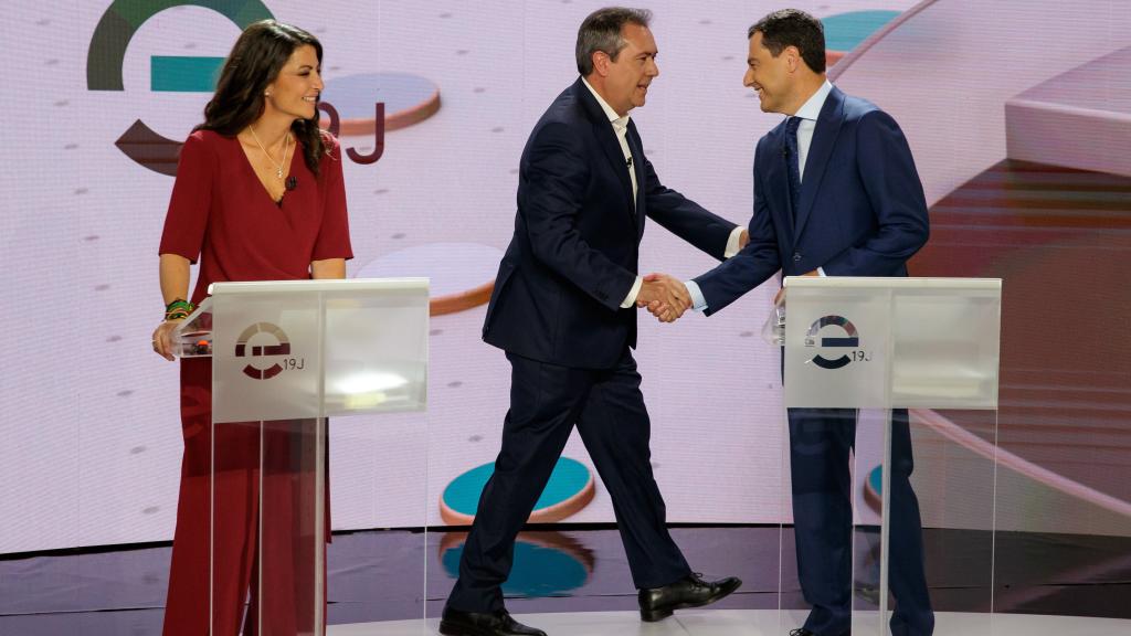 Macarena Olona, durante un debate electoral, junto a Juan Espadas y Juanma Moreno.