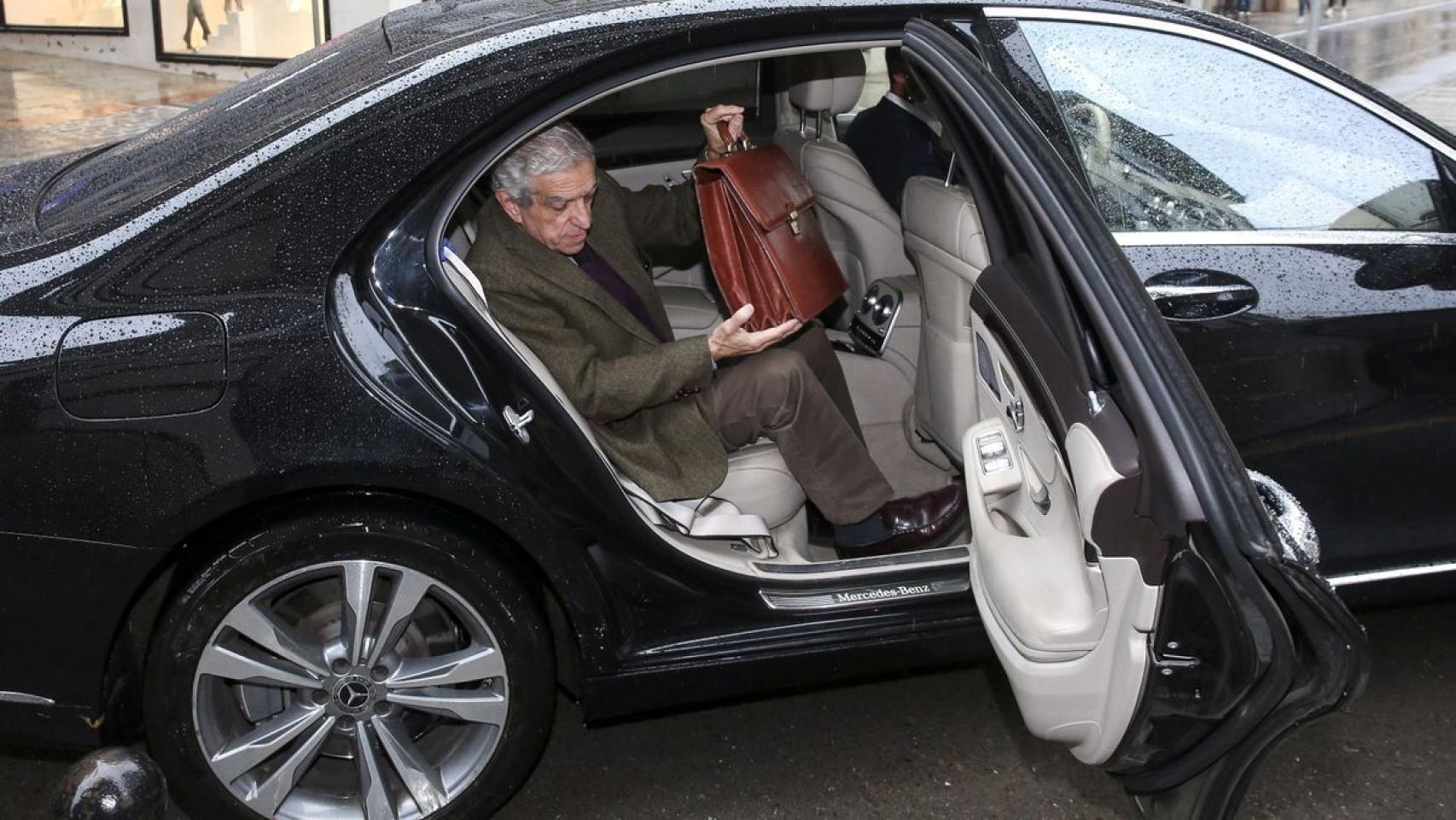 Braulio Medel, saliendo de su coche.