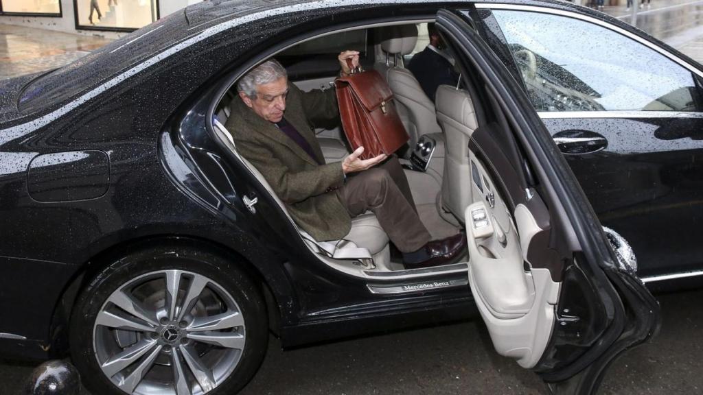 Braulio Medel, saliendo de su coche.