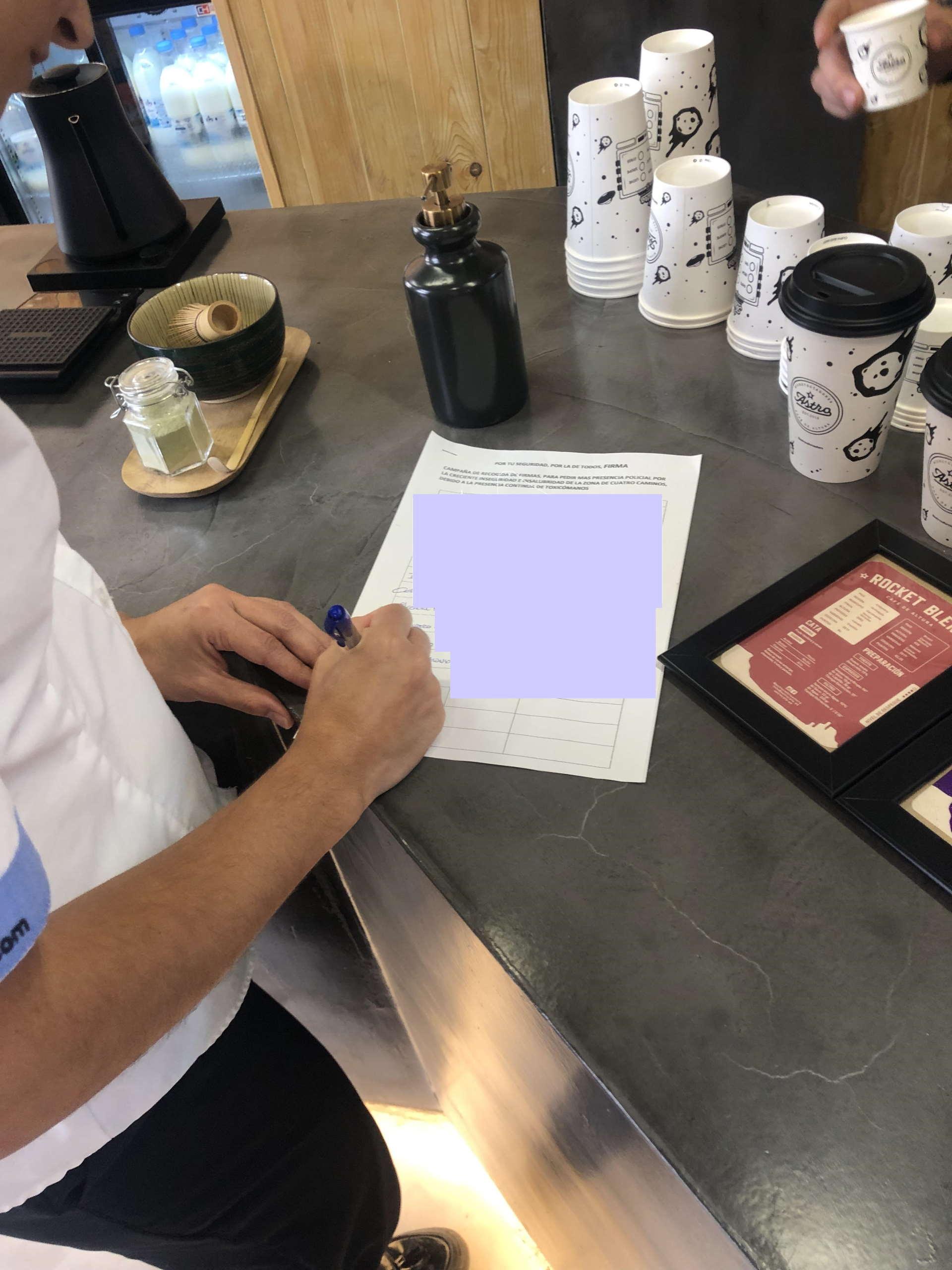 Recogida de firmas en un local de la calle Alcalde Marchesi de A Coruña.