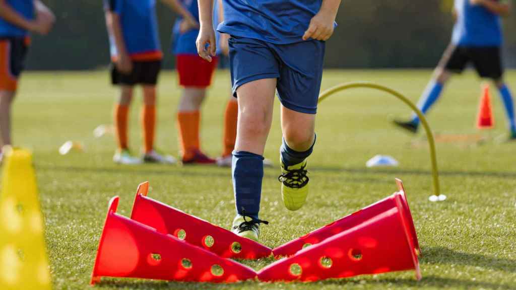 Niño en un entrenamiento de fútbol.