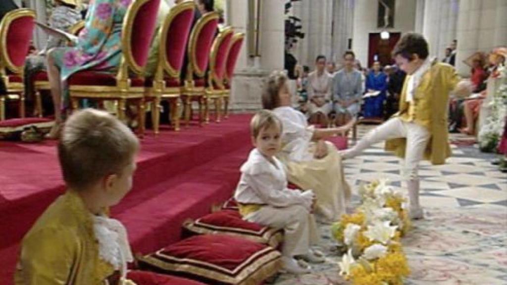 Froilán, en la boda de Felipe y Letizia, dando una patada.