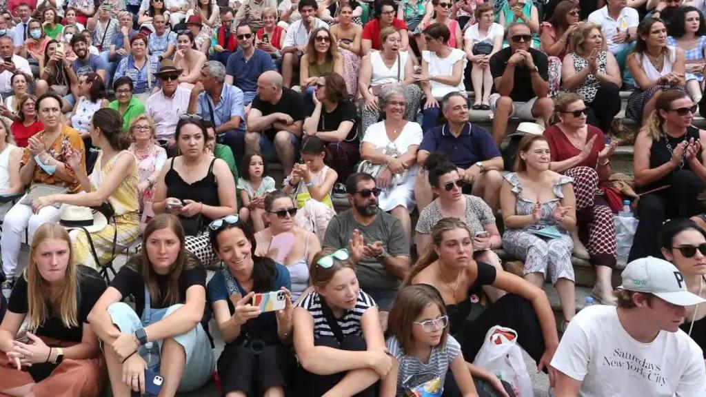Multitud de personas en la escalinatas del Teatro de Rojas durante la procesión del Corpus. Foto: Óscar Huertas.