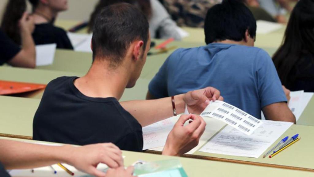 Alumno haciendo la Selectividad