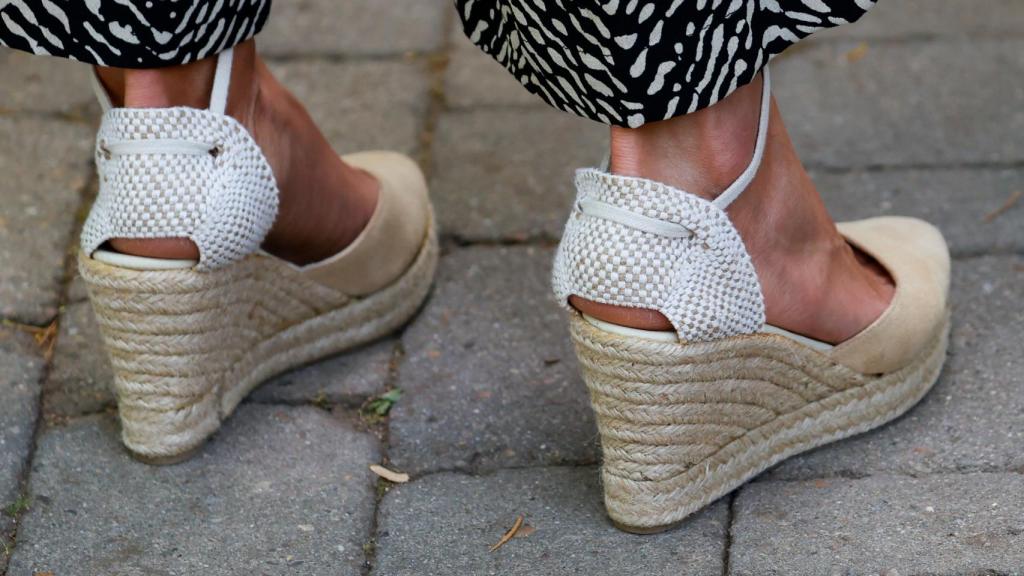 Las sandalias de cuña que ha lucido Letizia este viernes.