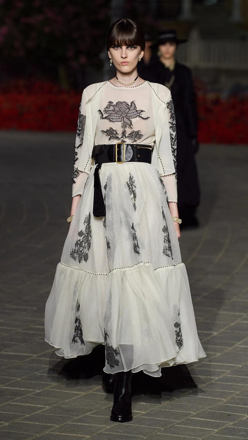 Vestido con fantástico cinturón de cuero ceñido a la cintura.