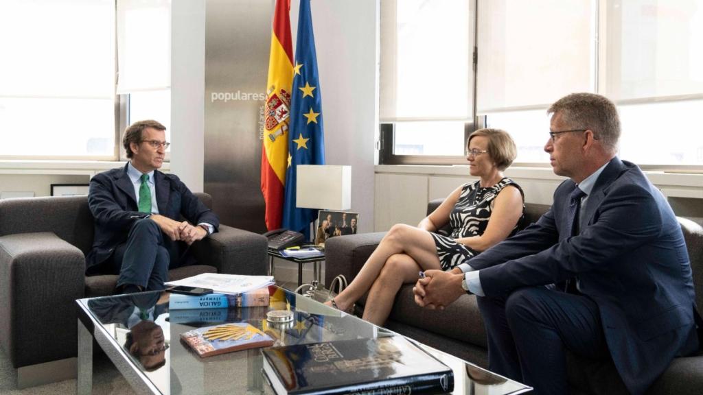 Alberto Núñez Feijóo, este viernes con los embajadores de Finlandia, Sari Rautio, y Suecia, Teppo Tauriainen.