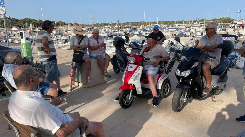 Los vecinos de la Colonia Sant Jordi están preocupados por el aumento de llegadas de irregulares.