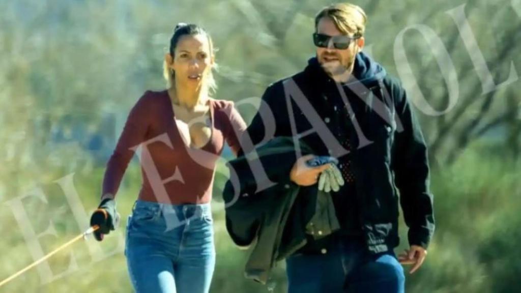 José María Almoguera Borrego y su flamante esposa, Paola Olmedo, dando un paseo por la zona norte de Madrid hace unas semanas.