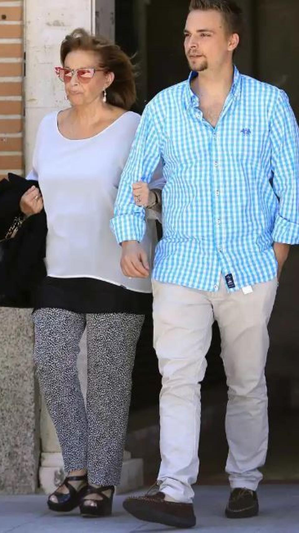 María Teresa Campos junto a su nieto, José María, tras una comida familiar en Madrid, en mayo de 2015.