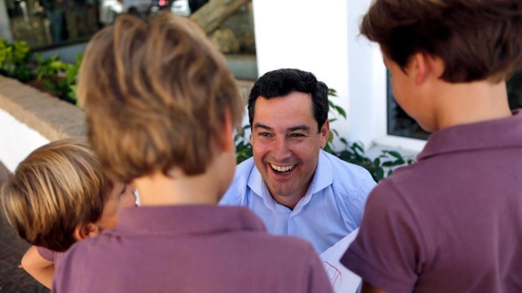 Juanma Moreno con sus hijos en una imagen de archivo.