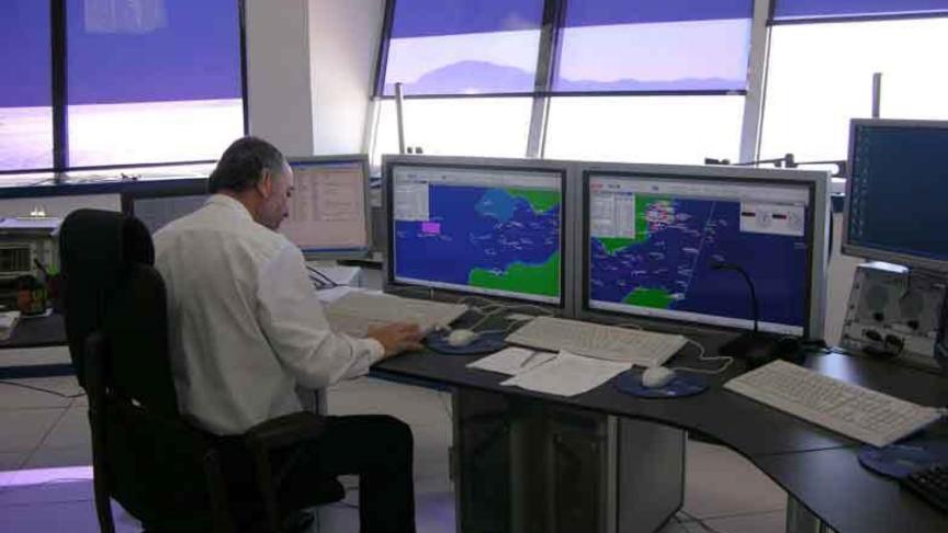 Un controlador del CCS de Tarifa.