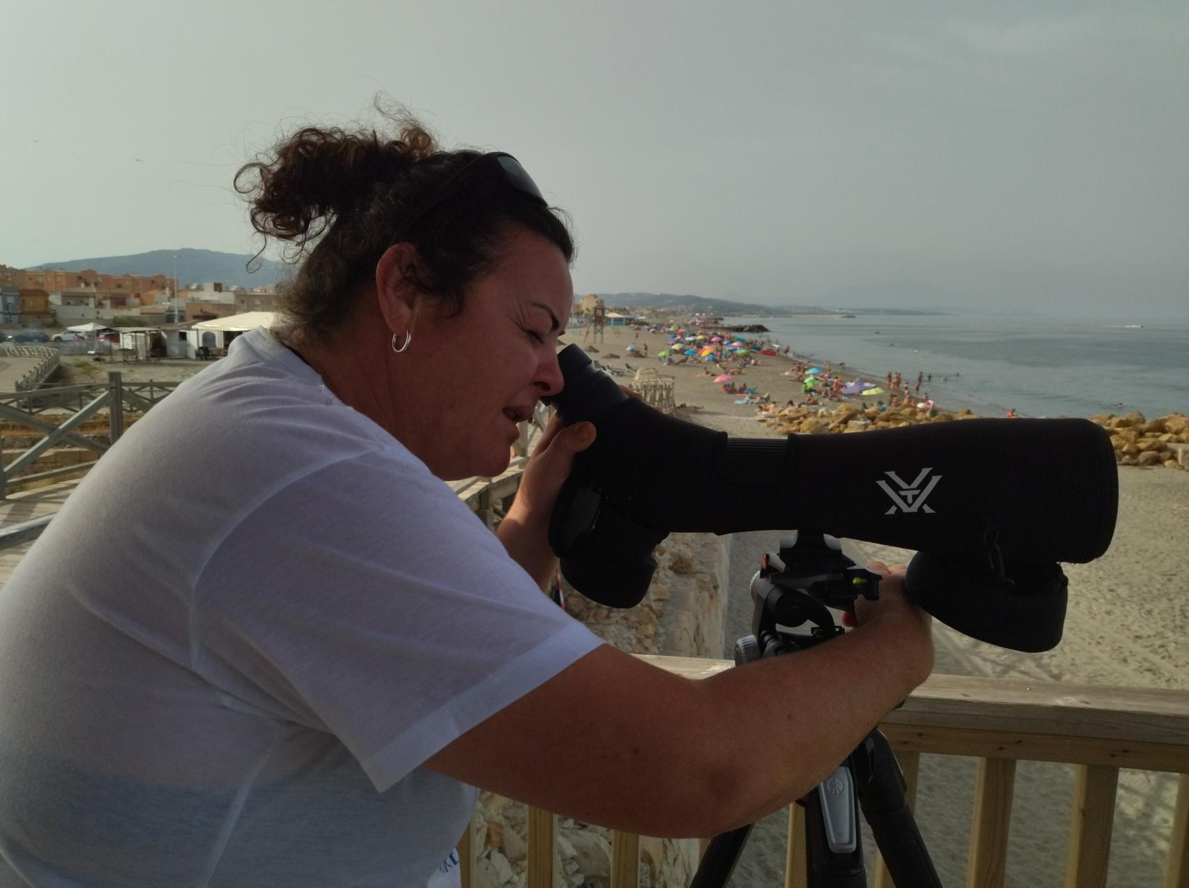 La bióloga marina Rocío Espada Ruiz busca  ballenas en La Línea de la Concepción.