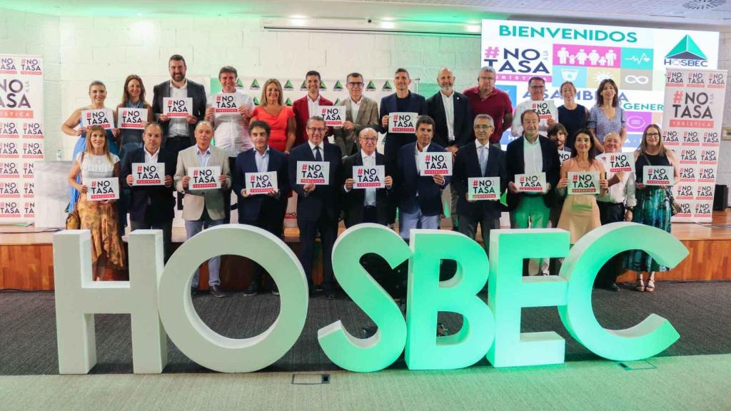 Empresarios y políticos exhibiendo su rechazo a la tasa, este viernes en Benidorm.