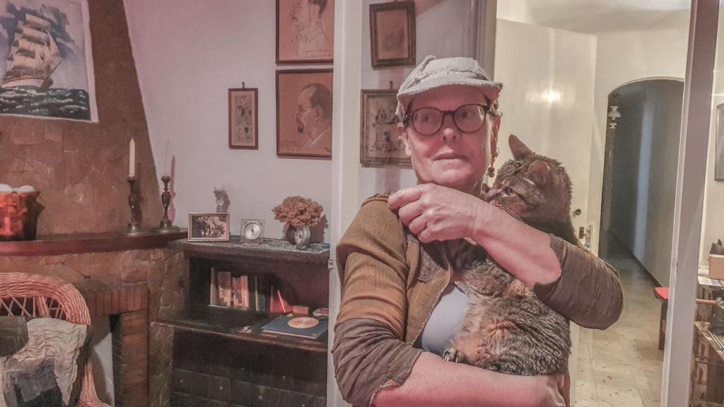 Margarita Zeschke, hija de Günter Zeschke, en el interior de su vivienda de Sant Feliu de Guixols.