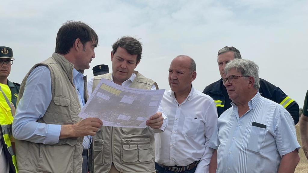 El presidente de la Junta, Alfonso Fernández Mañueco, junto al consejero de Agricultura y Medioambiente, Juan Carlos Suárez-Quiñones; y el vicepresidente de la Diputación de Zamora, José María Barrios