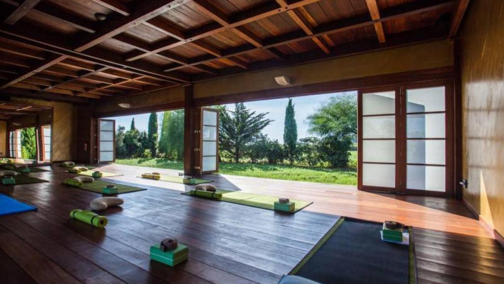 El 'templo' de yoga ibicenco donde Josef y su mujer Sulaika Fernández hacen las sesiones.