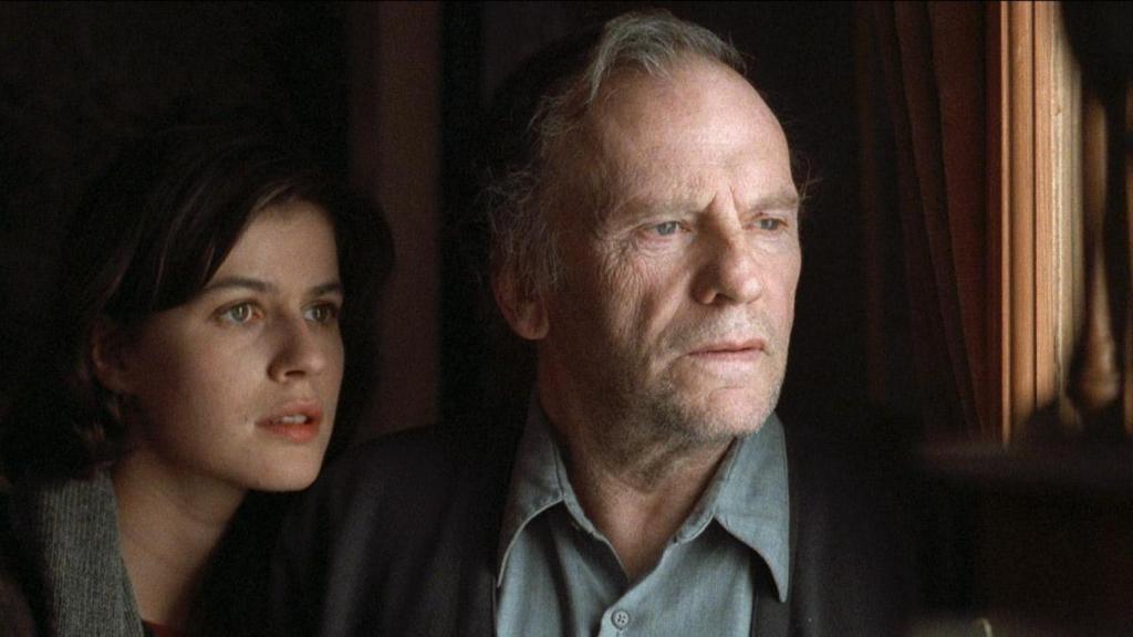 Irène Jacob y Jean-Louis Trintignant en 'Tres colores: Rojo'.
