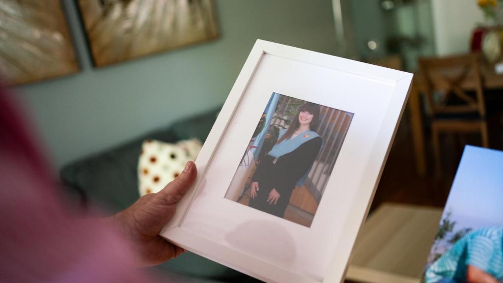 Francisco muestra una foto de su hija.