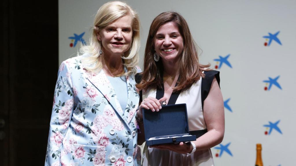 Marian Rojas Estapé, recibiendo el Premio de Honor We Leadership Awards 2022 de manos de su madre, Isabel Estapé.