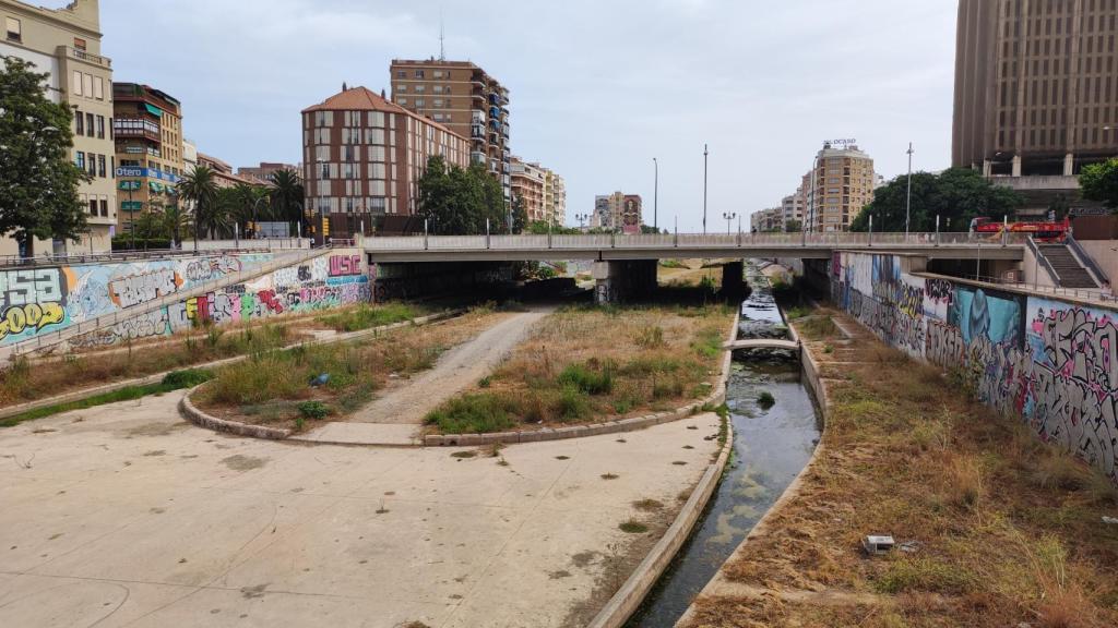 Un cubito y un trapito y, hala, a limpiar pintadas.