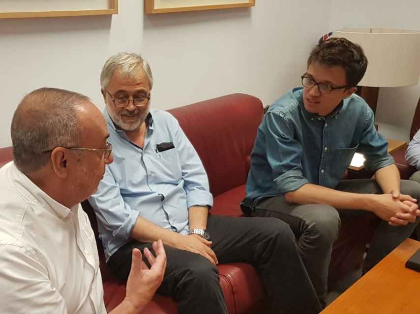 Íñigo Errejón junto a su padre, José Antonio (con camisa azul).