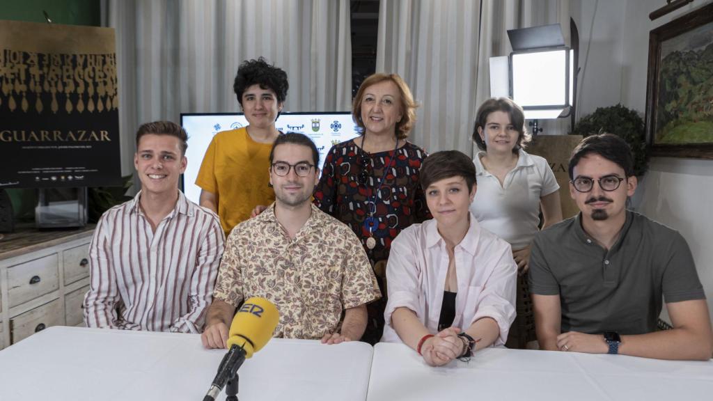 En la fila de abajo: Andrés Lobo, Javier Palomo, Sandra Latorre y Álvaro Díaz. Arriba en el medio, la alcaldesa de Guadamur.