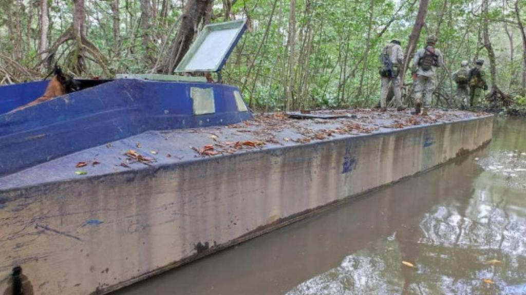 Semisumergible detectado este mes por la Armada colombiana en Tumaco.