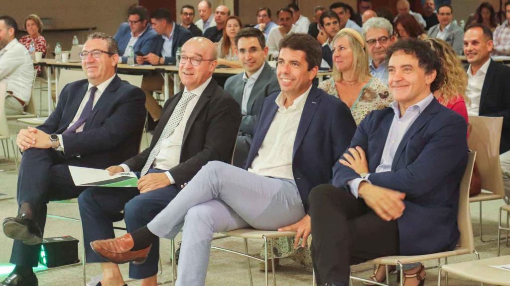 Toni Mayor, segundo por la izquierda, este viernes en la asamblea anual de Hosbec.