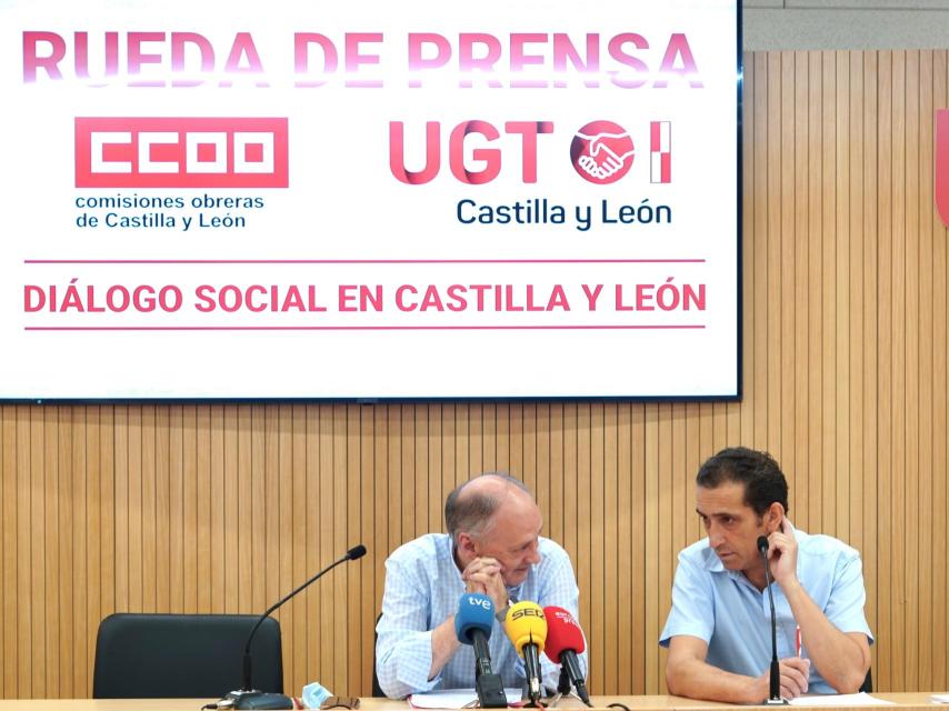 Los dirigentes de UGT y CCOO en Castilla y León, Faustino Temprano y Vicente Andrés, durante la rueda de prensa de este viernes.