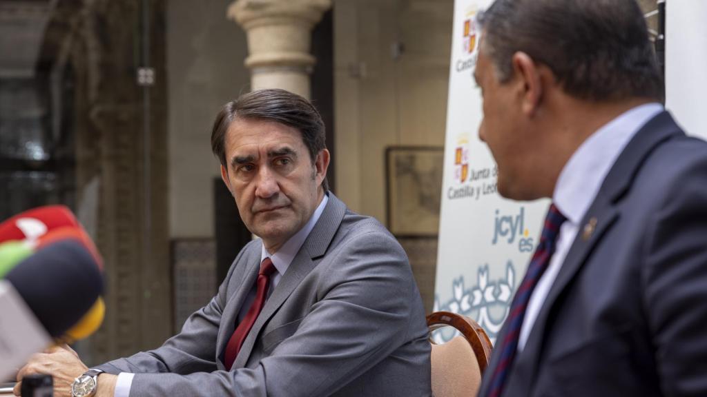 El consejero de Medio Ambiente, Vivienda y Ordenación del Territorio, Juan Carlos Suárez-Quiñones, firma un protocolo de actuación con el presidente de la Diputación de Ávila, Carlos García