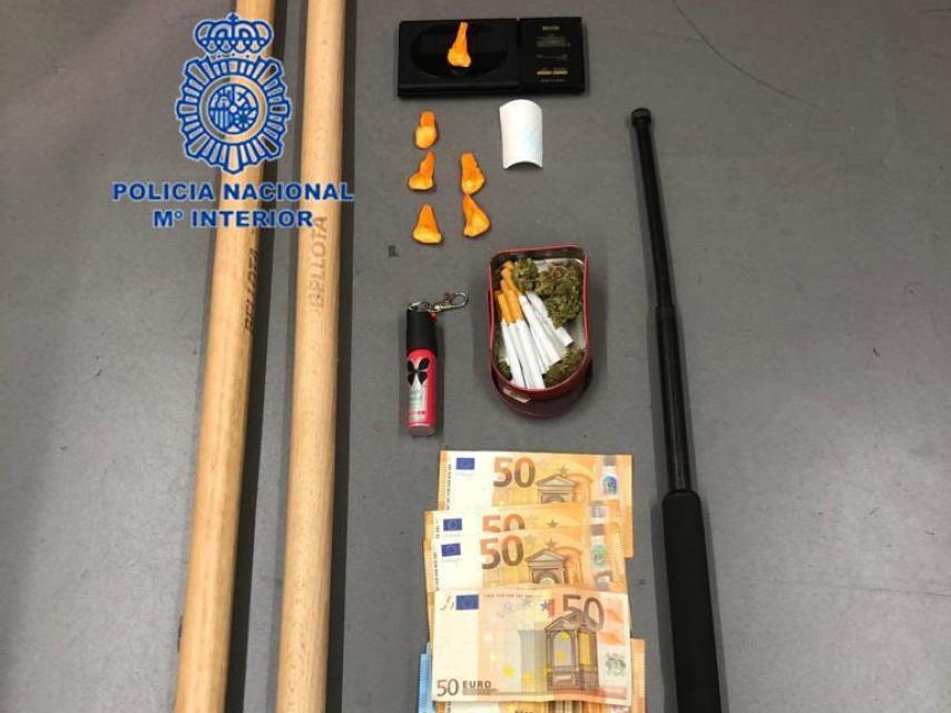 Imagen de los objetos intervenidos por la Policía Nacional.