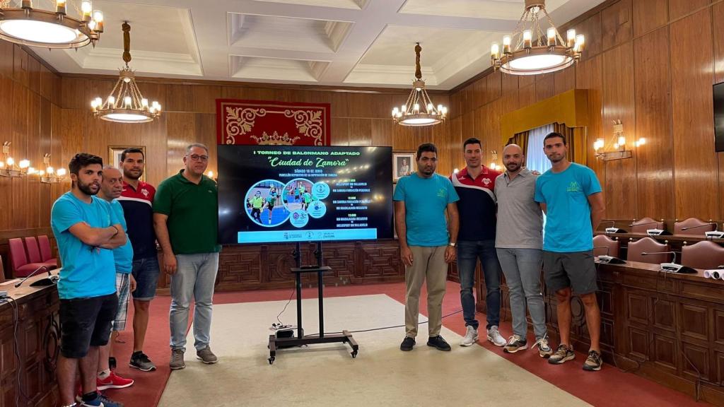 El diputado de Deportes, Jesús María Prada, el capitán del Balonmano Zamora Enamora, Jorge Martín Cordero Jortos, el gerente del club, Octavio Magadán Durón, y el concejal de Deportes del Ayuntamiento de Zamora, Manuel Alexander Alonso Escribano