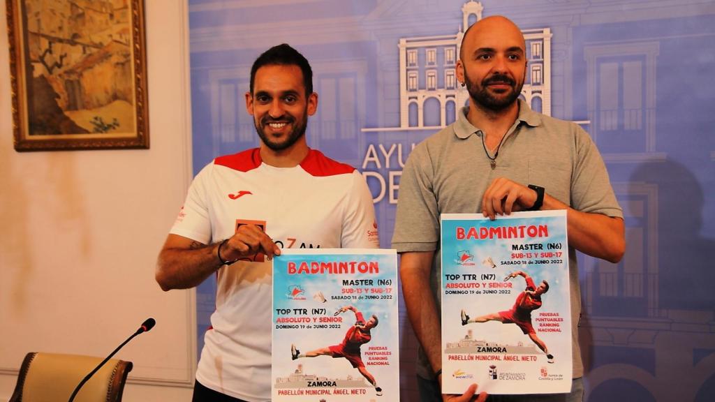 El concejal de Deportes, Manuel A. Alonso, y el presidente del Club de Badminton, Aitor Llandres