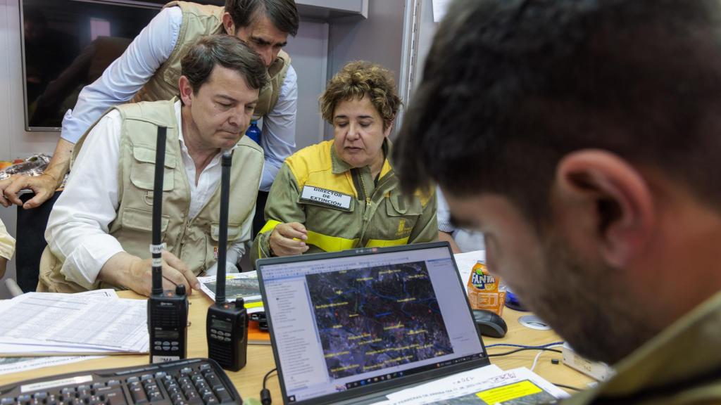 Alfonso Fernández Mañueco visita el puesto de mando del incendio en la Sierra de la Culebra (Zamora)