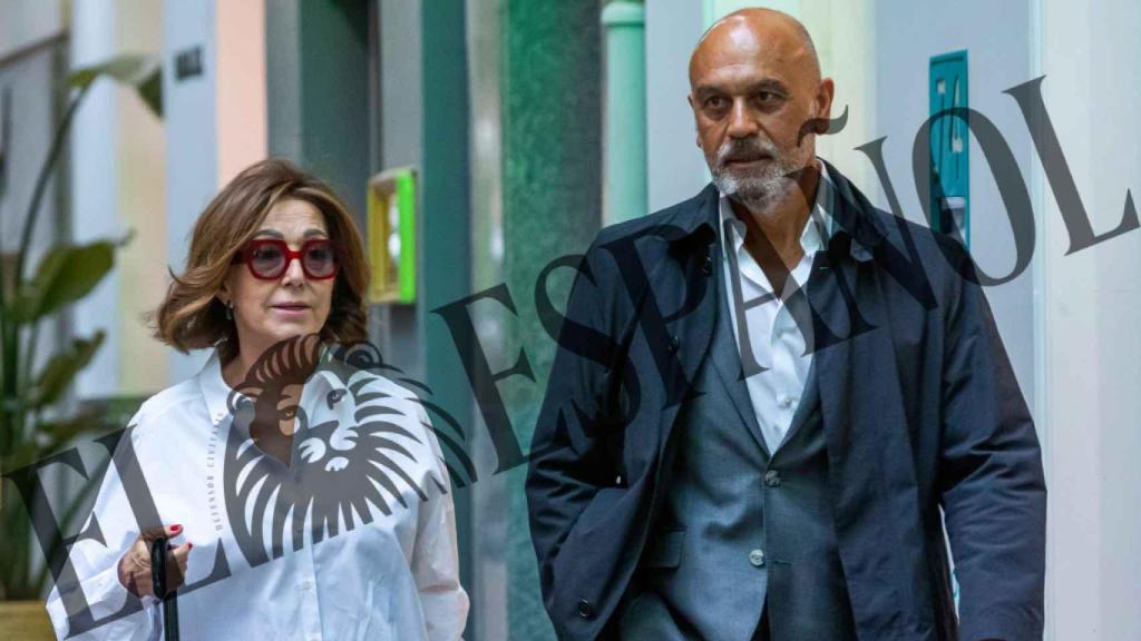 Ana Rosa Quintana, tras ser operada con éxito del cáncer de mama que padece, junto a su marido, Juan Muñoz.