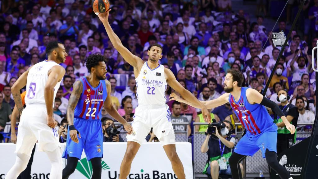 Edy Tavares jugando un balón cerca del aro del Barça