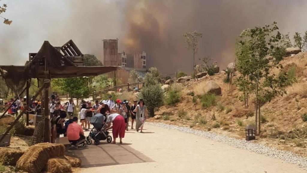 Evacuación de Puy Du Fou tras el incendio.