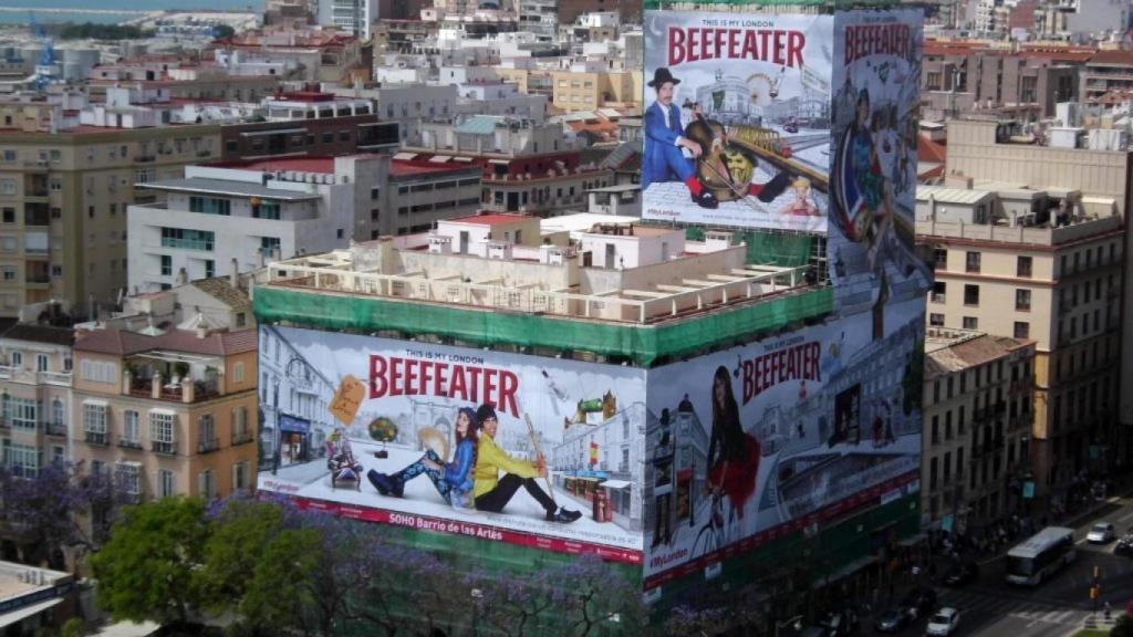 Conocida publicidad instalada hace años en los andamios de La Equitativa, en Málaga.