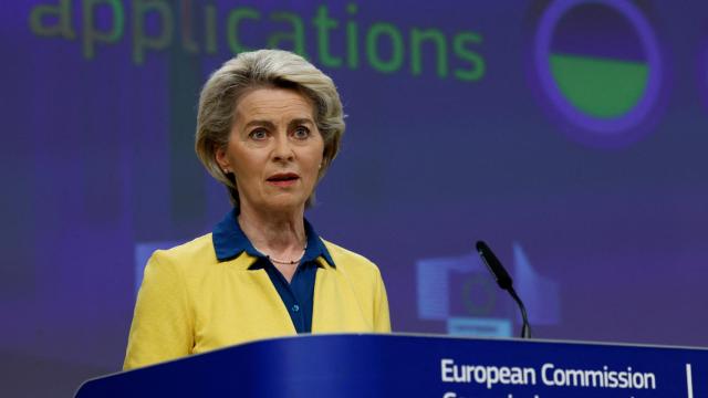 La presidenta de la Comisión, Ursula von der Leyen, durante la rueda de prensa de este viernes