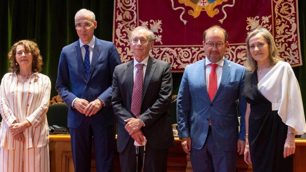 Entrega de la Insignia de oro de la USC al investigador Robert Langer.