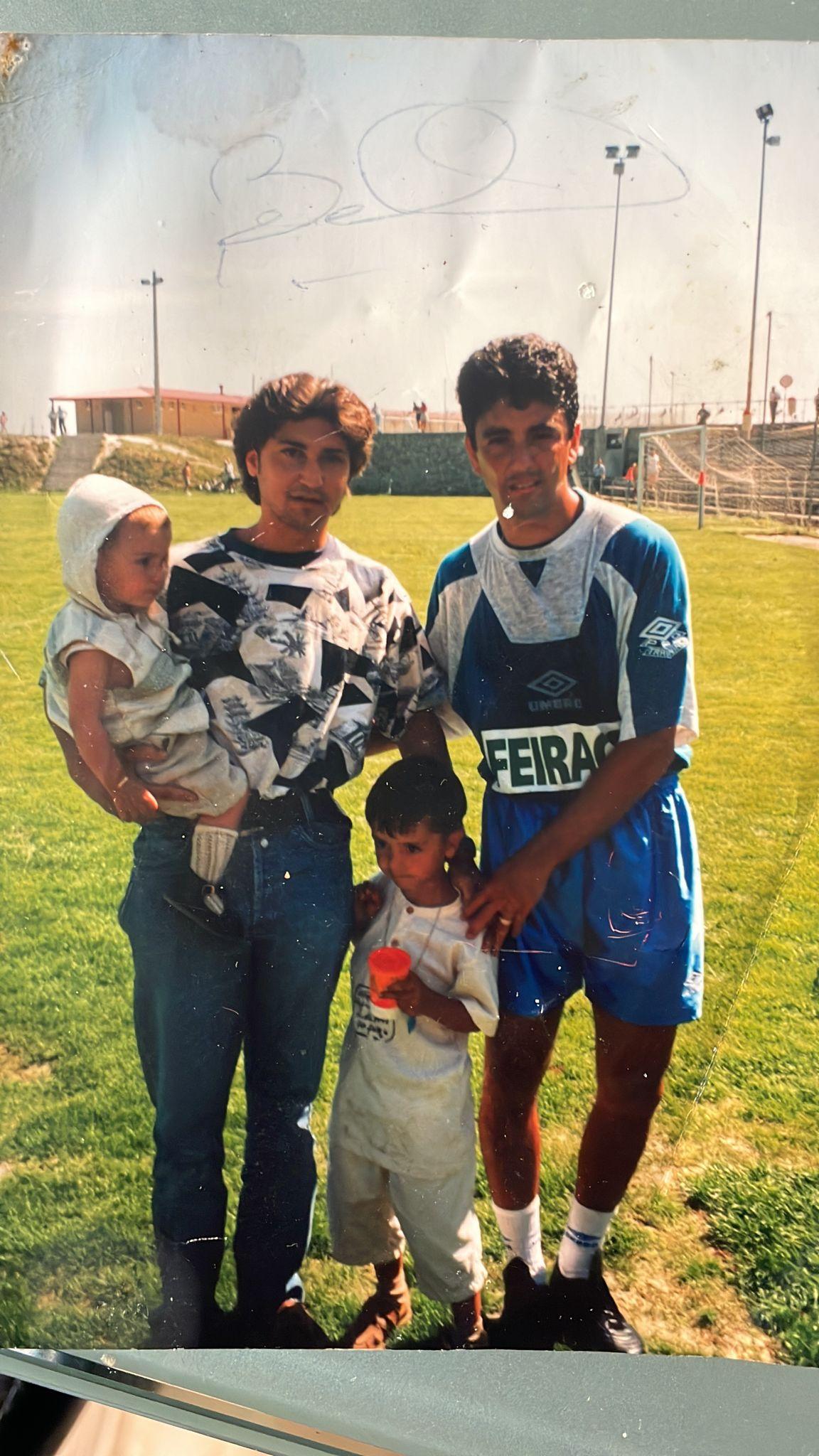 Claudio, en los brazos de su padre, junto a Bebeto (Foto: Cedida)