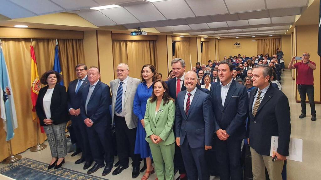 Autoridades políticas y empresarios