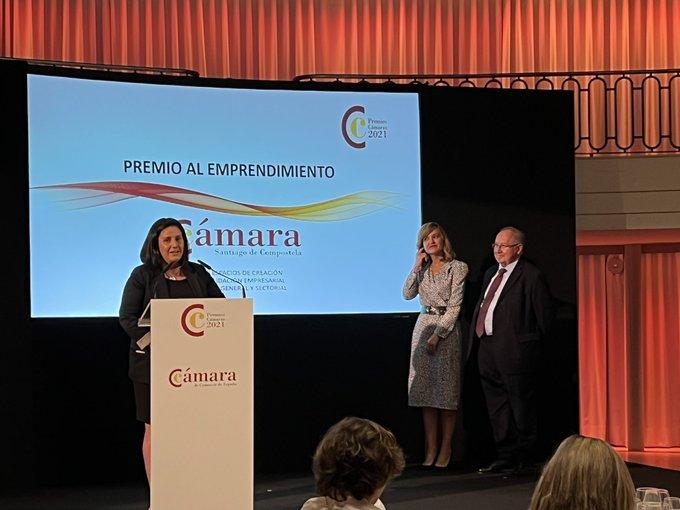 Maria Pais recoge el reconocimiento en una imagen cedida por la propia Cámara de Santiago.