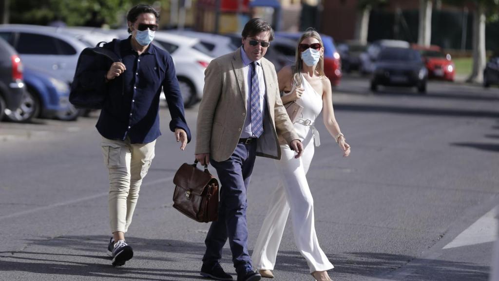 Luis Lorenzo y Arancha Palomino a su llegada al juzgado de Arganda del Rey este viernes con su abogado.