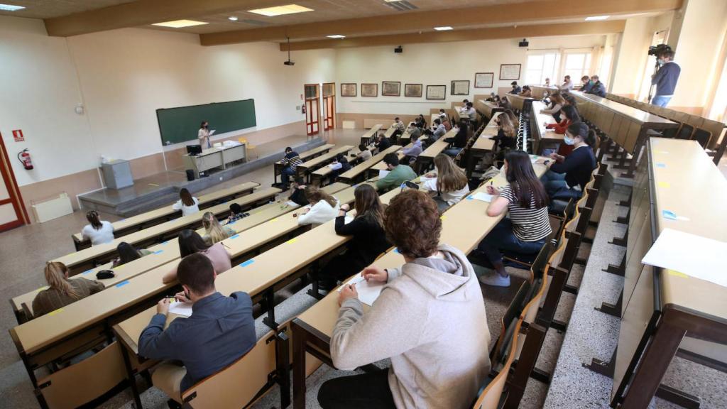 Alumnos en la universidad.